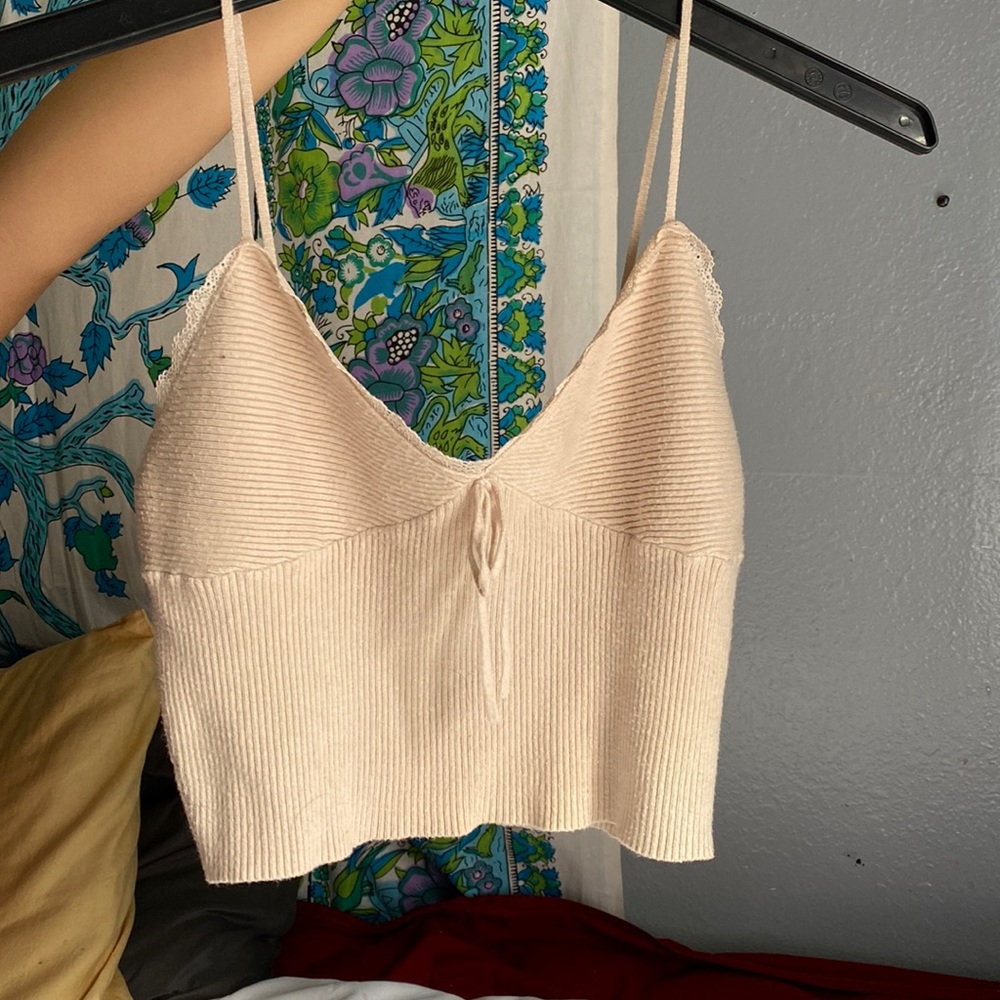 There’s a small red stain on the inside of the top